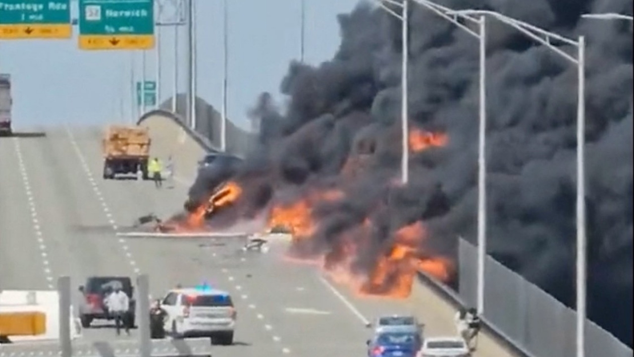 รถน้ำมันพลิกคว่ำระเบิดไฟลุกท่วมกลางสะพานสหรัฐฯ (คลิป)