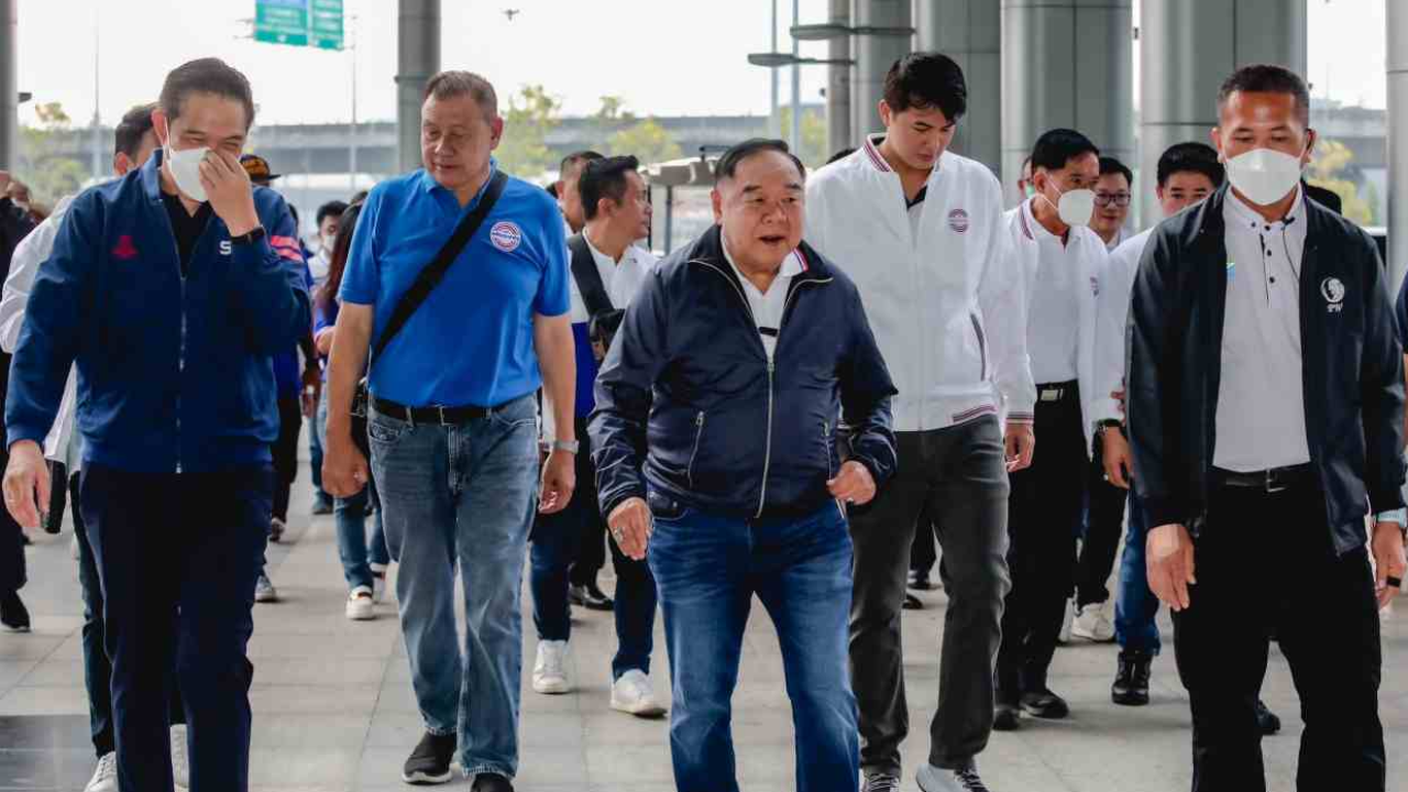 เลือกตั้ง 66 : "บิ๊กป้อม" นำพปชร.บวงสรวงดาวพฤหัส ก่อนยกทัพนั่งรถไฟไปโคราช