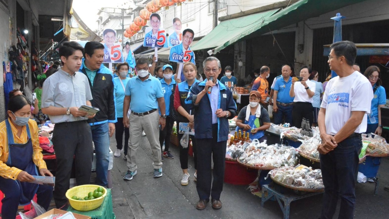 "ชวน" ลุยตลาดพิษณุโลก อ้อนแม่ค้าขอเสียงให้ลูกพรรคเข้าทำงานในสภา