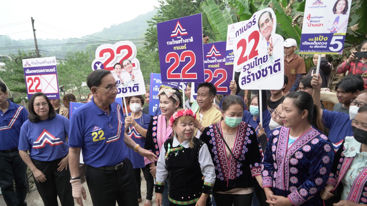 มากับฝน "ลุงตู่" ถึงม่อนแจ่ม ฟังปัญหาที่ดินทำกิน เมินโพล เปลี่ยนทุกวัน