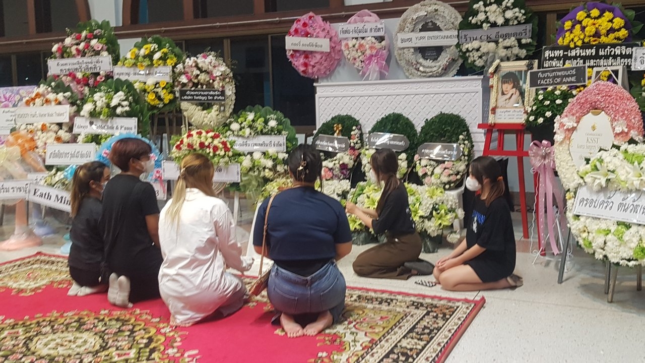 งานศพจีจี้ คืนที่ 2 ที่นครปฐมแสนเศร้า เพื่อนๆ และคนในครอบครัวร่วมอาลัย
