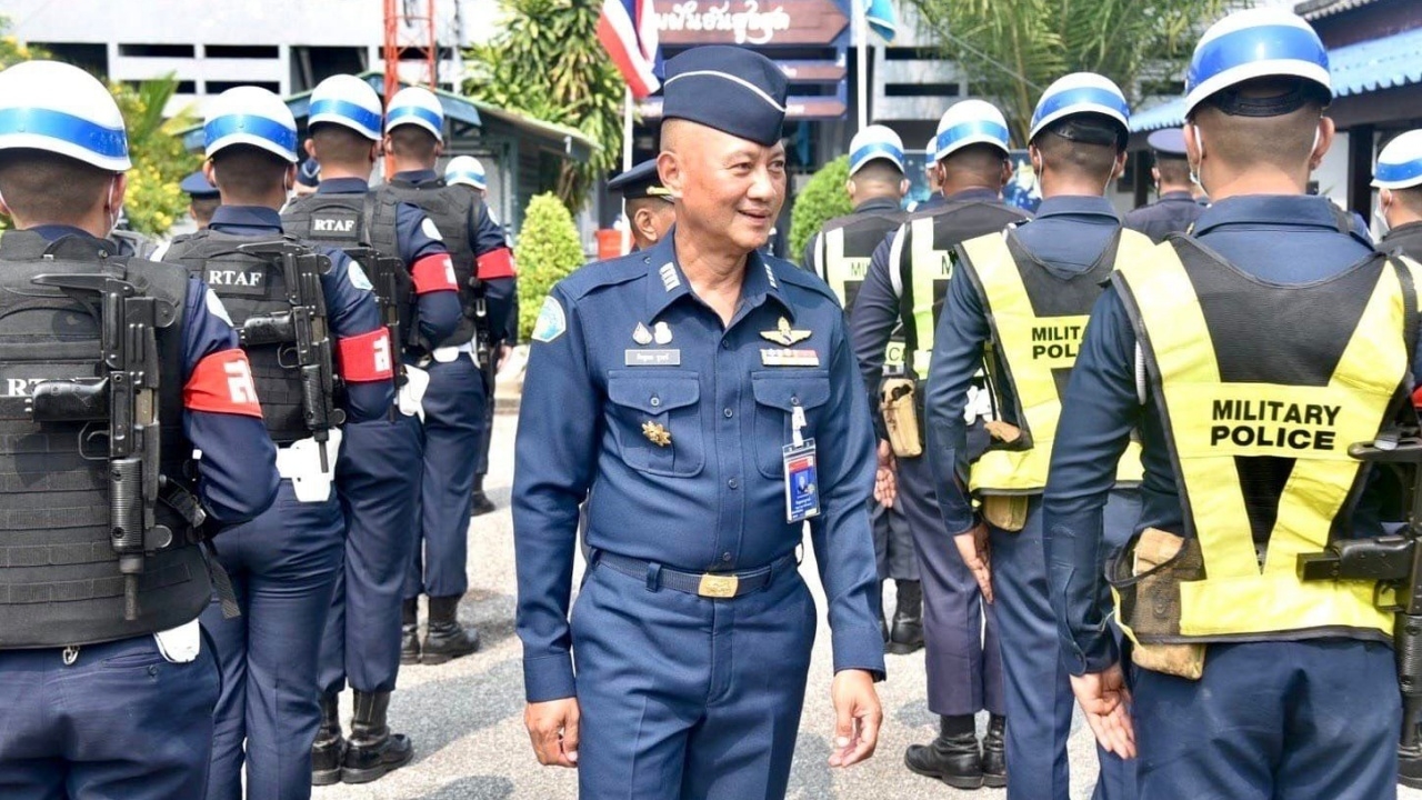 รอง ผบ.ดม. นำคณะตรวจเยี่ยมบำรุงขวัญ ร้อย.ทสห.บน.5 และร้อย.สห.รร.การบิน