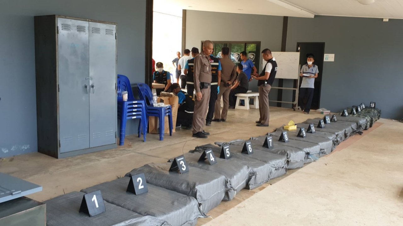ตำรวจสระบุรี ล้อมจับรถ 3 คันลอบขนยาบ้าบนถนนมิตรภาพยึดได้รวม 8 ล้านเม็ด