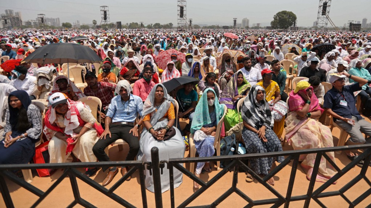 ฮีตสโตรก คร่าชีวิตชาวอินเดีย 12 ศพ ขณะนั่งตากแดดกับคนนับล้านในพิธีมอบรางวัล