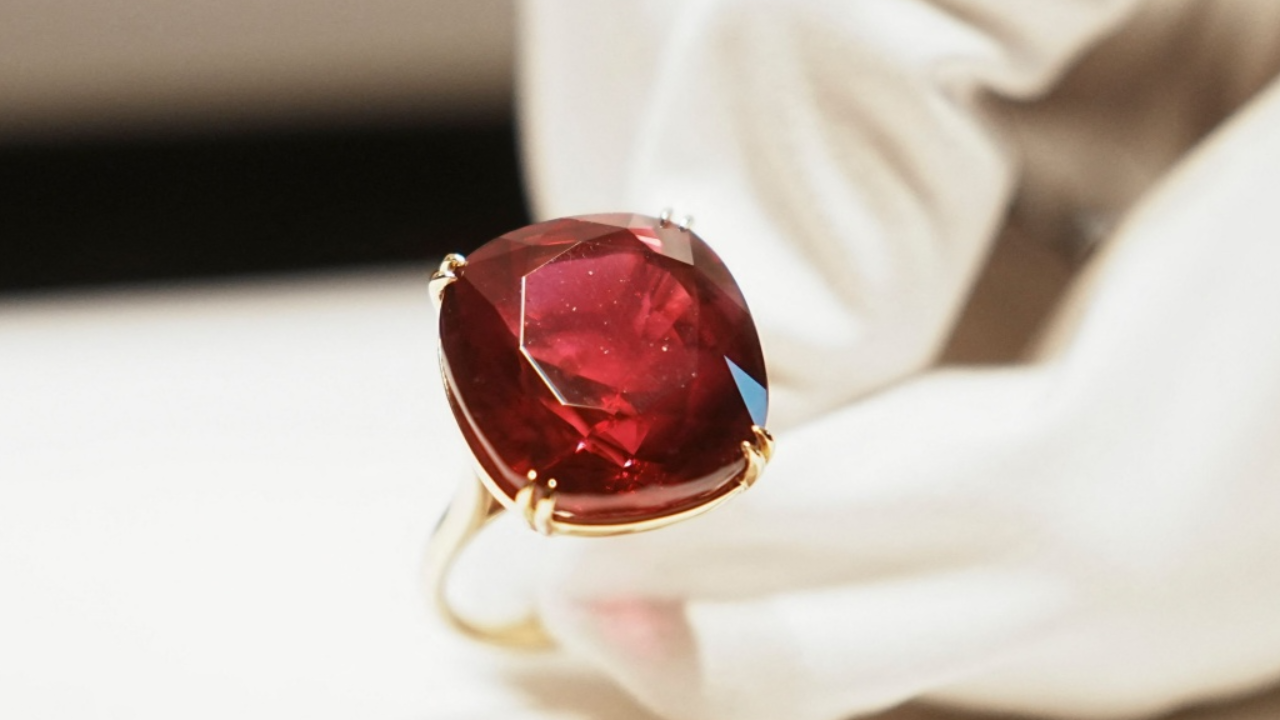 สวยตะลึง เผยโฉมโคตรทับทิมใหญ่สุดในโลก คาดราคาประมูลพุ่งกว่าพันล้าน