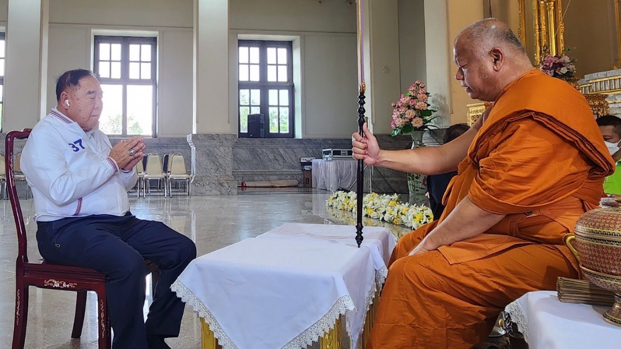 เลือกตั้ง 66 : ถือฤกษ์ดาวย้าย “ลุงป้อม” พาผู้สมัครฉะเชิงเทรา ไหว้หลวงพ่อโสธร