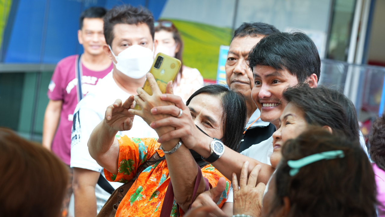 "นอท" พรรคเปลี่ยน ฟังปัญหาผู้ค้าสลากฯ ชู นโยบายช่วยทั้งผู้ค้า-ผู้ซื้อ