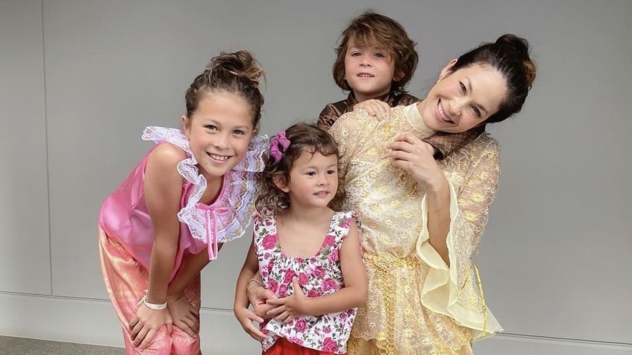 พอลล่า จับลูกๆ ทั้ง 3 แต่งตัวด้วยชุดไทยในวันสงกรานต์ บอกเลยน่ารักมาก