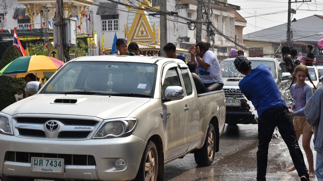คนเล่นสาดน้ำสงกรานต์เชียงคานคึกคัก บางส่วนหนีร้อนลงน้ำโขงที่หาดแก่งคุดคู้