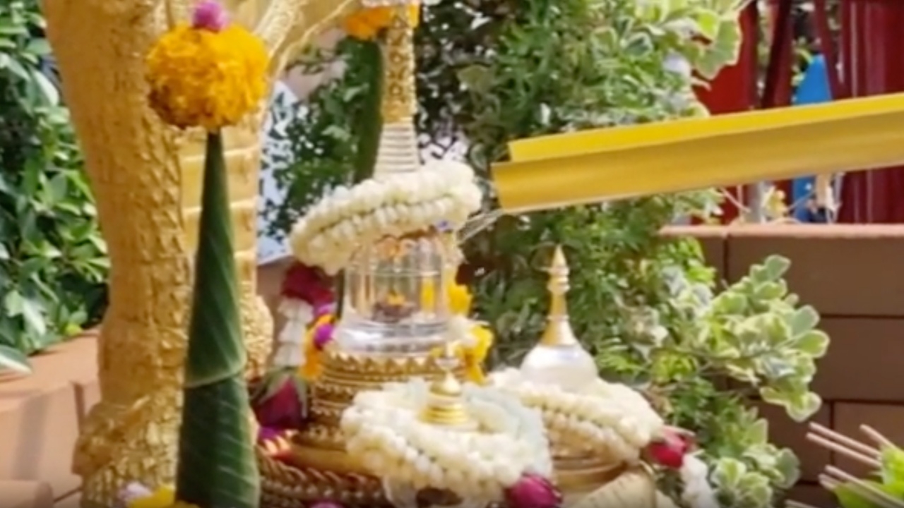 สรงน้ำอัฐิ "หลวงพ่อผินะ" เกจิดังสระบุรี เซียนหวยส่องเลขหางประทัด