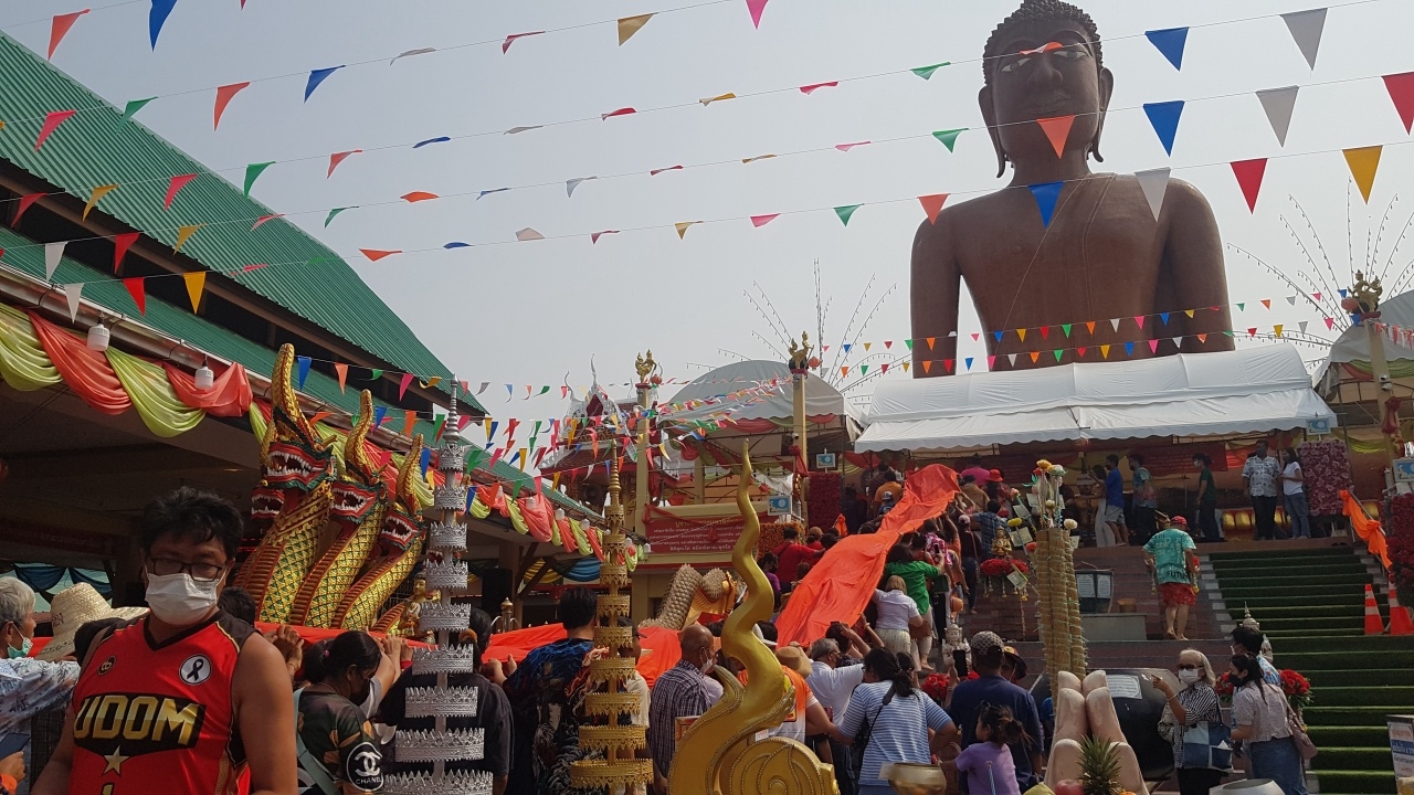 แห่ผ้าห่ม "หลวงพ่อสมหวัง" ลุ้นเลขเด็ดหางประทัด เสี่ยงโชคงวด 16 เม.ย. 66