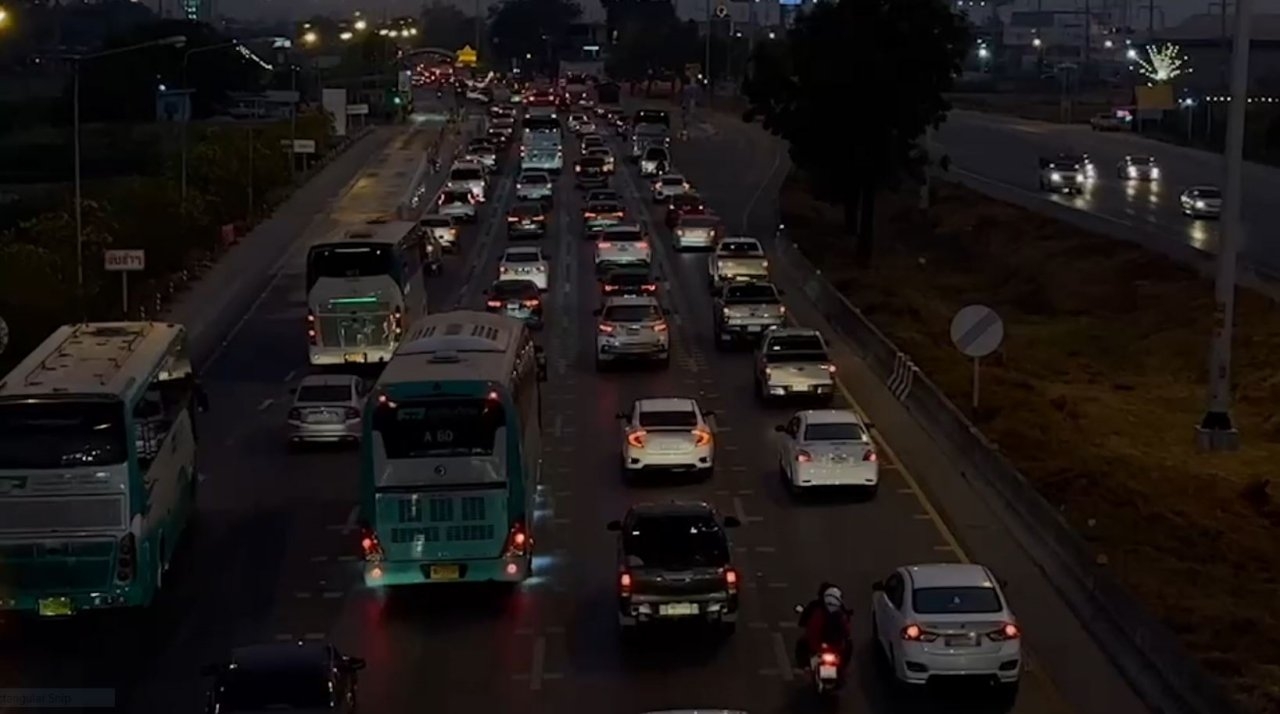 ถนนสายเอเชียช่วงบางปะอิน รถแห่เข้ากรุงเทพฯหนาแน่น ติดยาวตั้งแต่เย็นถึงค่ำ