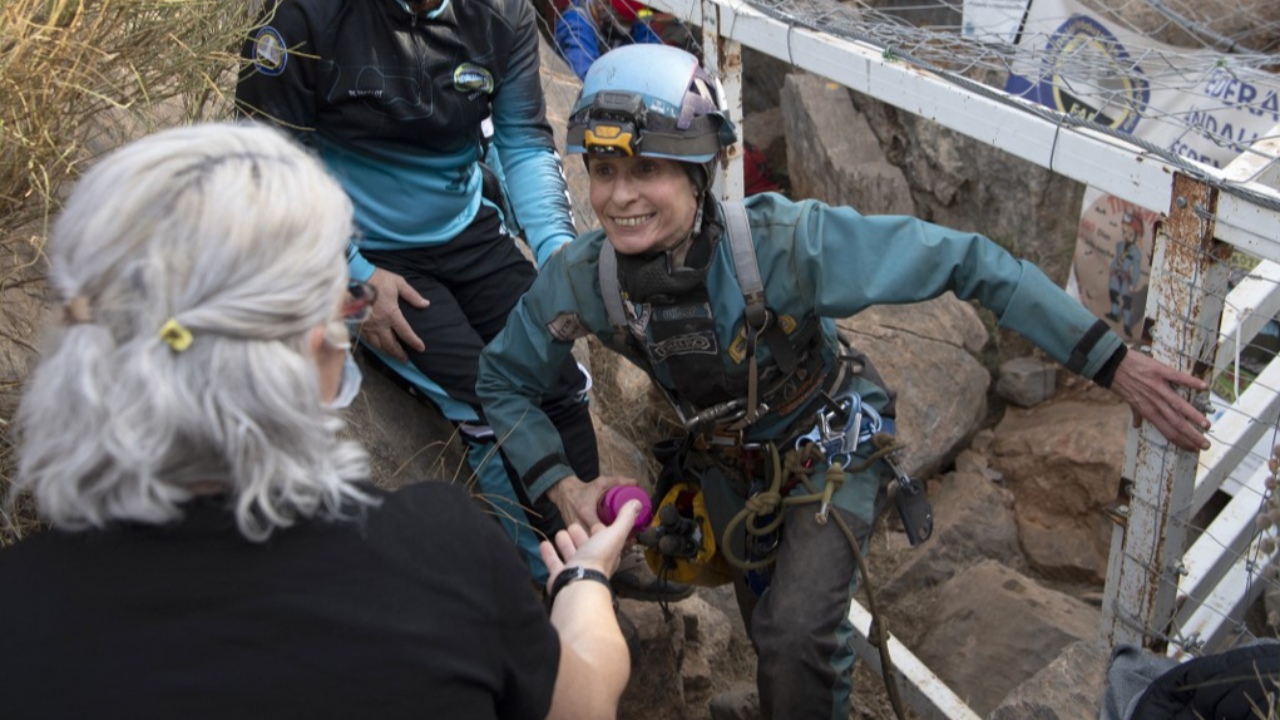 นักกีฬาหญิงชาวสเปน ออกจากถ้ำแล้ว หลังทดลองจำศีลใต้ดิน 500 วันทำสถิติโลก