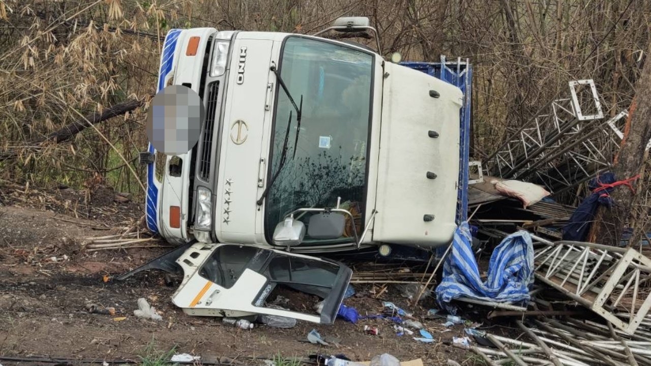 รถหกล้อขนเวทีหมอลำขึ้นเนินไม่ไหว ไหลลงเนินตกข้างทางที่น้ำหนาวตาย 1 เจ็บ 7