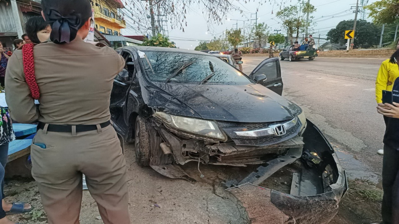 พยาบาลสาวขับเก๋ง ชนกวาดแม่ลูกเล่นน้ำสงกรานต์ริมทาง ตาย 1 สาหัส 2