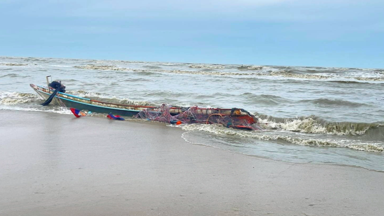 คลื่นลมซัดเรือประมงนครศรีธรรมราชล่ม นายกฯ สั่งเร่งช่วย ขาดการติดต่อแล้ว 2 ลำ