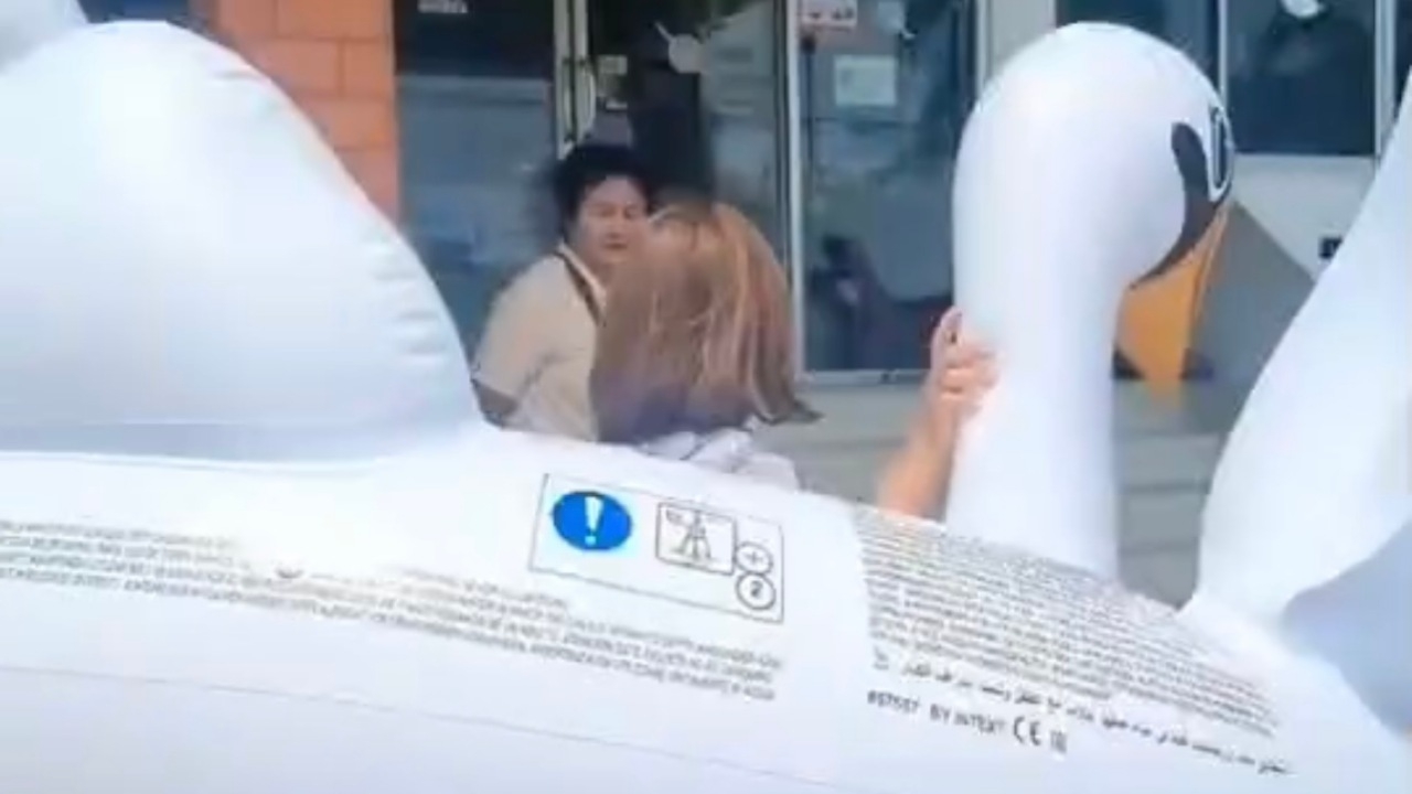 ฟัง 2 มุม ดราม่า "แบกเป็ดยางขึ้นโรงพัก" สุดท้ายตำรวจช่วยไกล่เกลี่ย