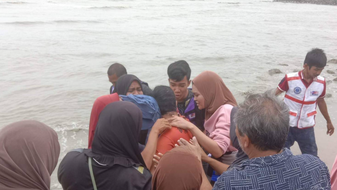 อัปเดตเรือประมงล่ม นครศรีธรรมราช เสียชีวิตแล้ว 2 ราย สูญหายอีก 1