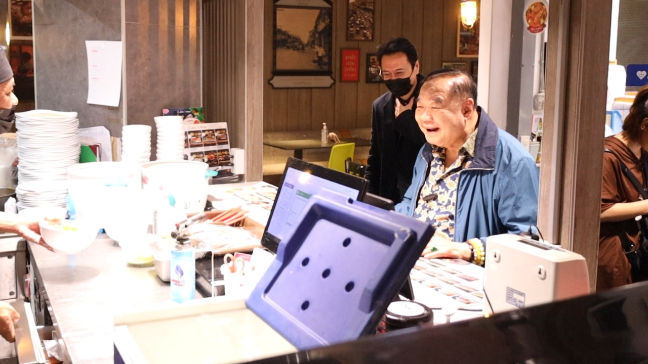 “ลุงป้อม” ห่วงใย พูดคุยผู้ประกอบการหลังสงกรานต์ อวยพรแฟนคลับแห่ขอถ่ายรูป