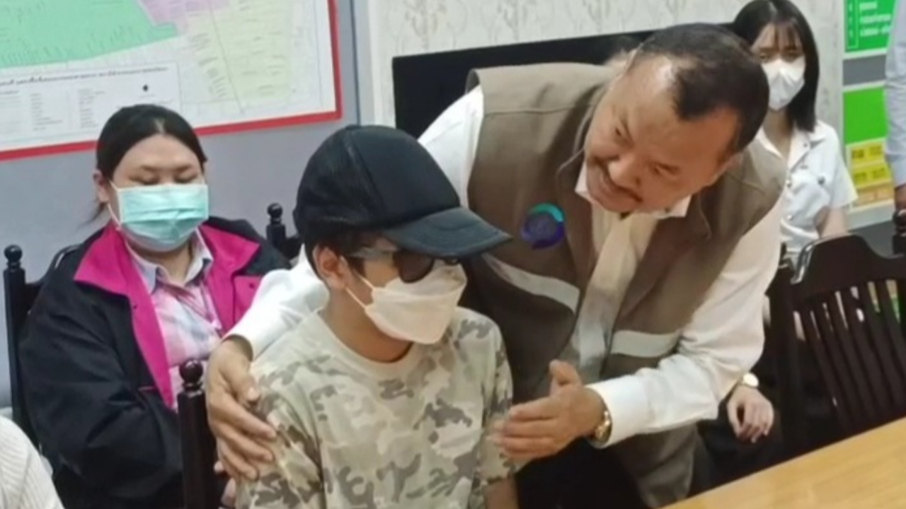 ผอ.ขอโทษ เด็ก 13 เหยื่อเด็กช่างรุมทำร้ายบนรถเมล์ ลงโทษให้ "พ้นสภาพ"