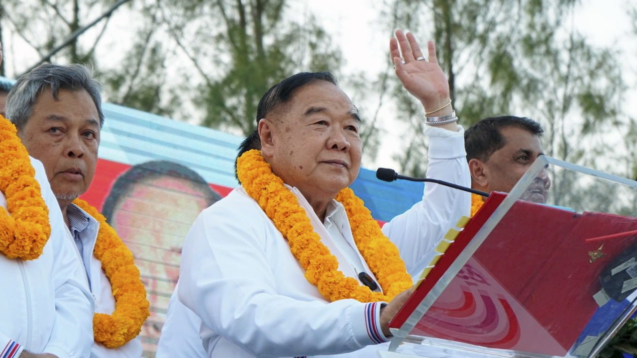 เลือกตั้ง 2566 : “ลุงป้อม” ปราศรัยนราธิวาส อ้อน พูดไม่เก่งแต่ทำงานเร็ว