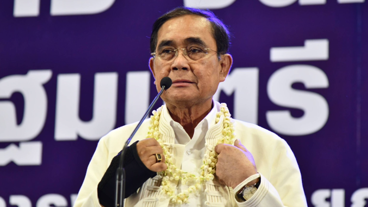 นายกฯ เผย พระให้พร มีกำลังใจทำงานเพื่อชาติ เคารพการตัดสินใจ “สมศักดิ์” ลาออก