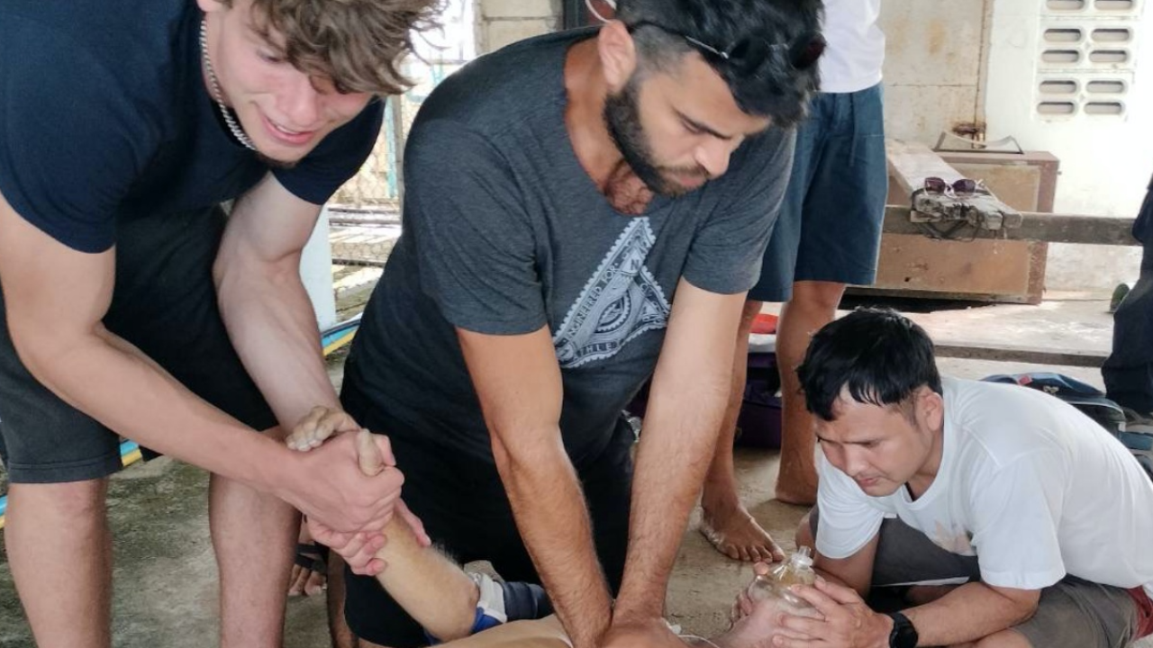 เฒ่าออสเตรเลีย ปีนบันไดวัดถ้ำเสือ 1,260 ขั้น ไปช็อกดับใต้พระพุทธรูป