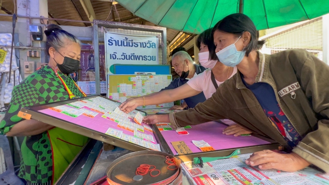 แม่ค้าหวยบอก "เลขดังงวดนี้" 16/3/66 โดนคอหวยเหมาเกลี้ยงแผงแล้ว