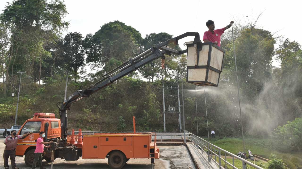 ทต.ทองผาภูมิ ผุดไอเดีย ติดเครื่องพ่นละอองน้ำ แก้ปัญหาหมอกควันลดฝุ่น PM 2.5