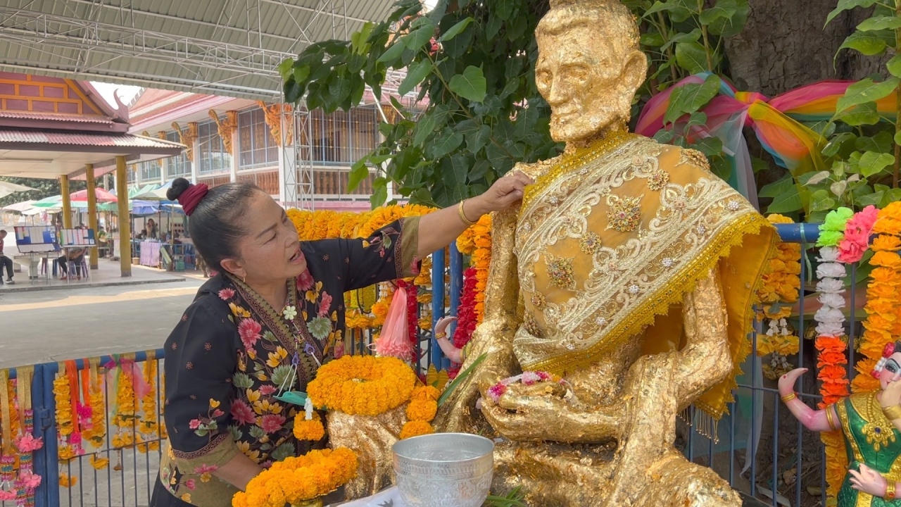 สาวดวงเฮง ถูกหวย 10 งวดติด มาแก้บน "หลวงพ่อผอม" ไม่ลืมจุดธูปมงคล ไปลุ้นอีกครั้ง