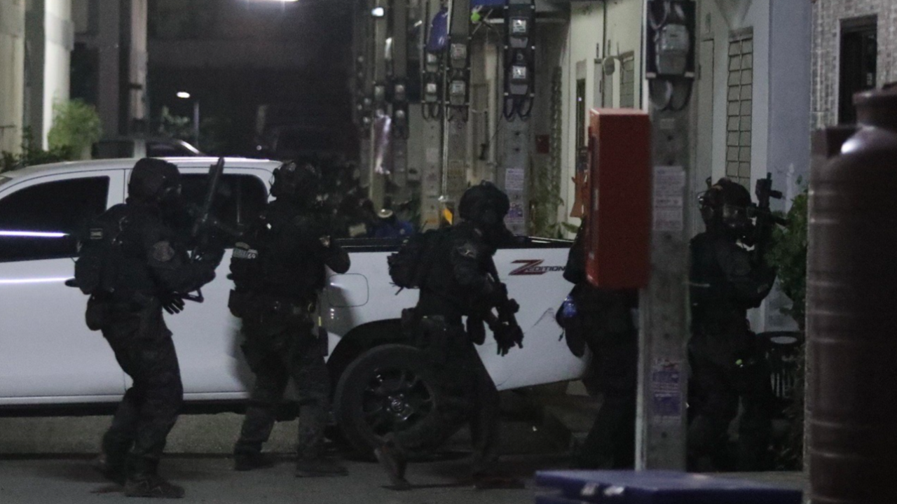 ถล่มแก๊สน้ำตาสยบ "สารวัตรคลั่ง" รอบ 2 ยังไม่จำนน คาดซุกห้องน้ำชั้น 2