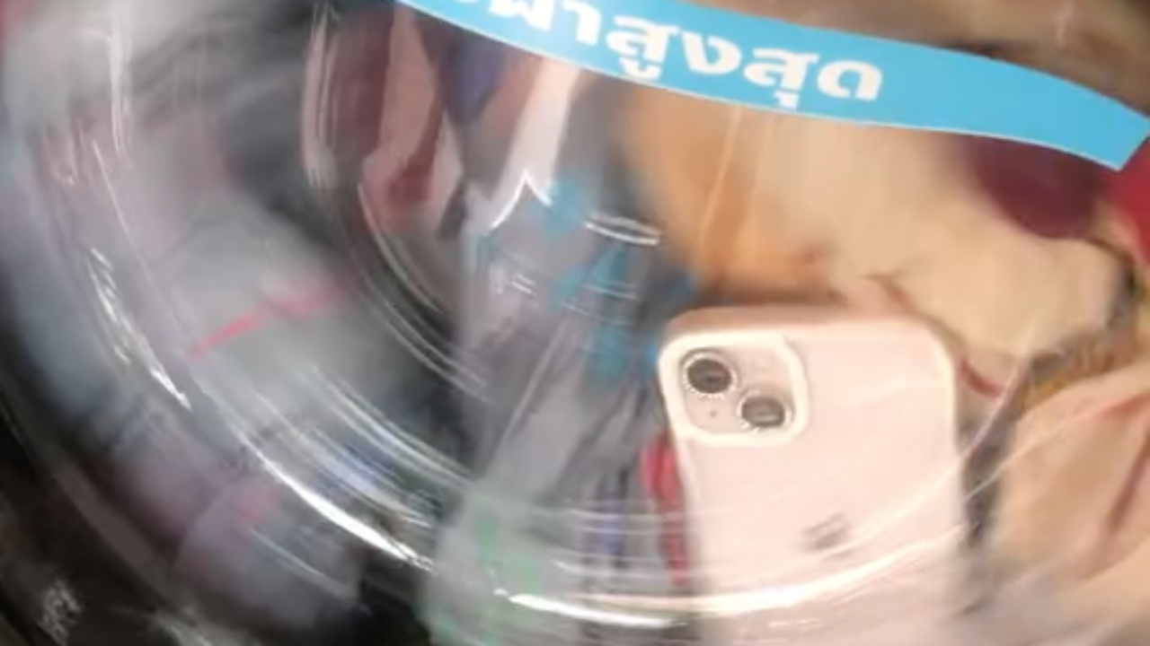 ได้แต่มองตาปริบๆ โทรศัพท์มือถือ ถูกปั่นอยู่ในเครื่องซักผ้าหยอดเหรียญ