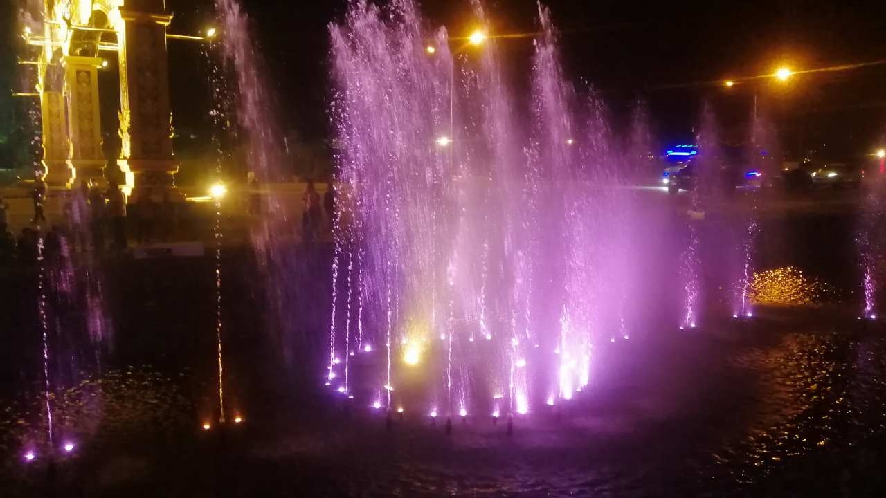 ประชาชนมาชมความงามของน้ำพุแสงสี หน้าศูนย์ราชการ จ.พังงา ชูเป็นแลนด์มาร์กใหม่