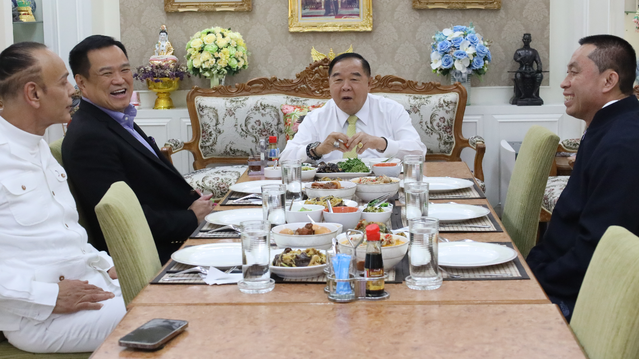 "อนุทิน" ควง "ศักดิ์สยาม-ชาดา" ร่วมกินข้าวกลางวัน "บิ๊กป้อม" ชื่นมื่น