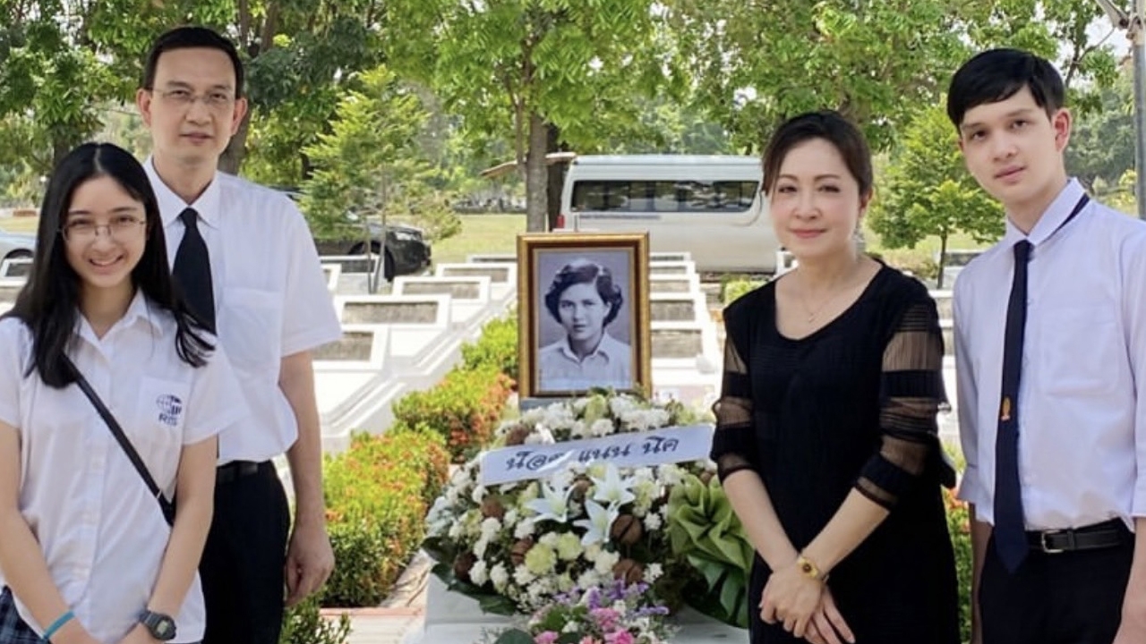 สุดเศร้า กวาง กมลชนก พาครอบครัวส่งคุณแม่ น็อต นุติ ขึ้นสวรรค์ คนในวงการแห่อาลัย 