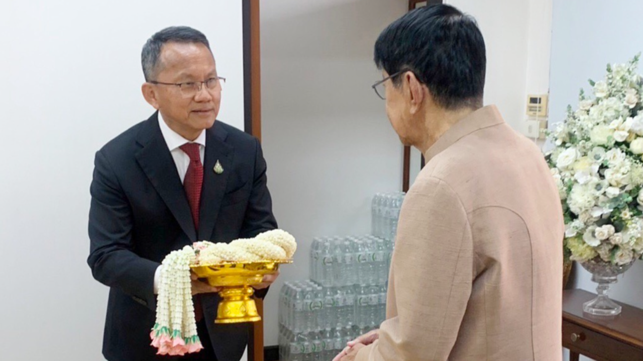 “สมศักดิ์-สุริยะ” นำพวงมาลัยกราบลา “วิษณุ” สนับสนุนงานกระทรวงด้วยดีมาตลอด