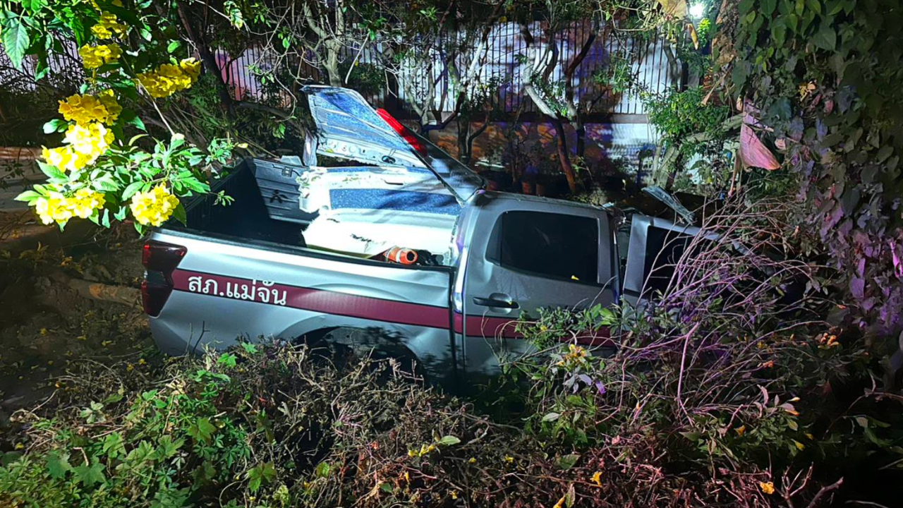 สลด กระบะสายตรวจ สภ.แม่จัน ชนรถบรรทุก ตำรวจตาย 2 เจ็บสาหัส 1