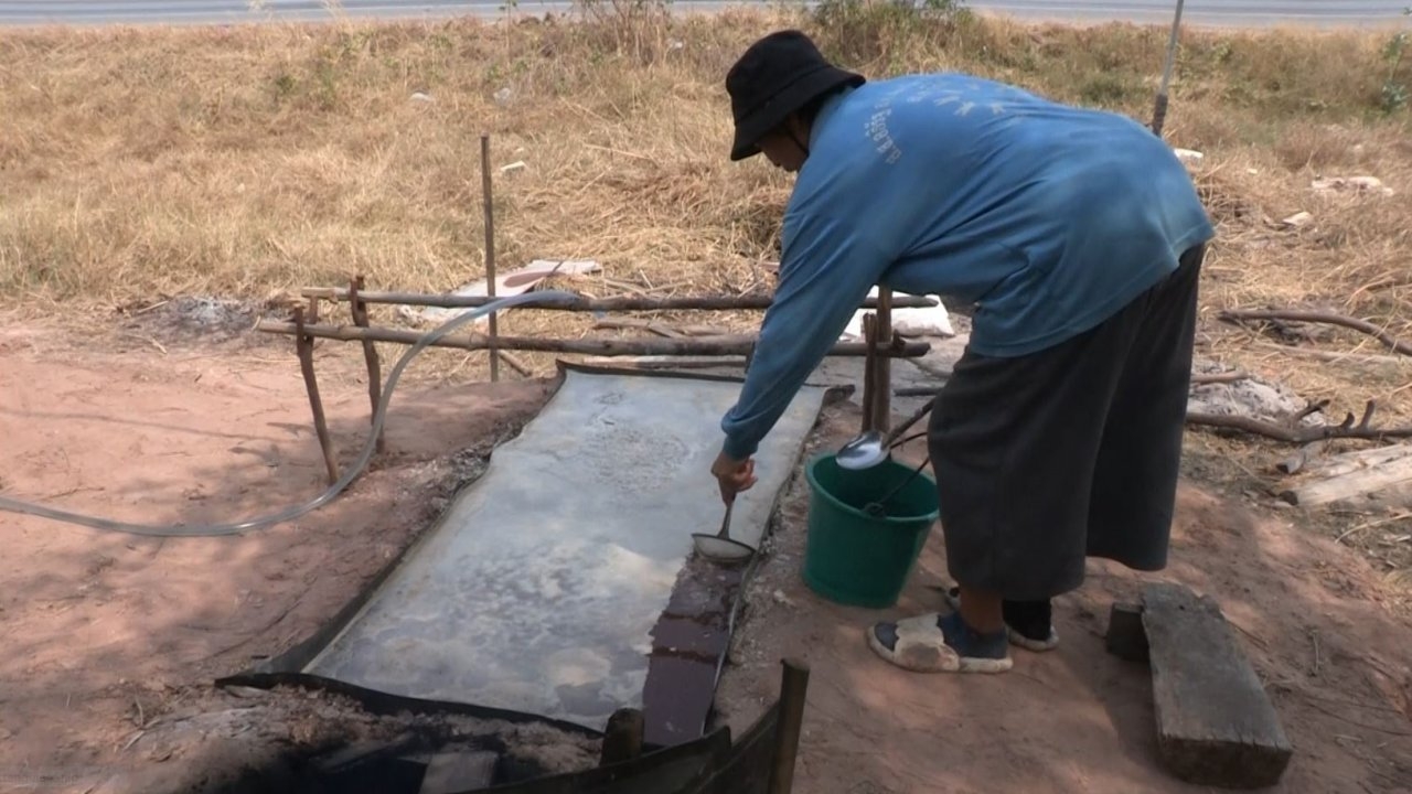 ชาวบ้านศรีสุขนำภูมิปัญญาโบราณต้มดิน ทำเกลือสินเธาว์ขายได้กว่าหมื่นบาทต่อเดือน