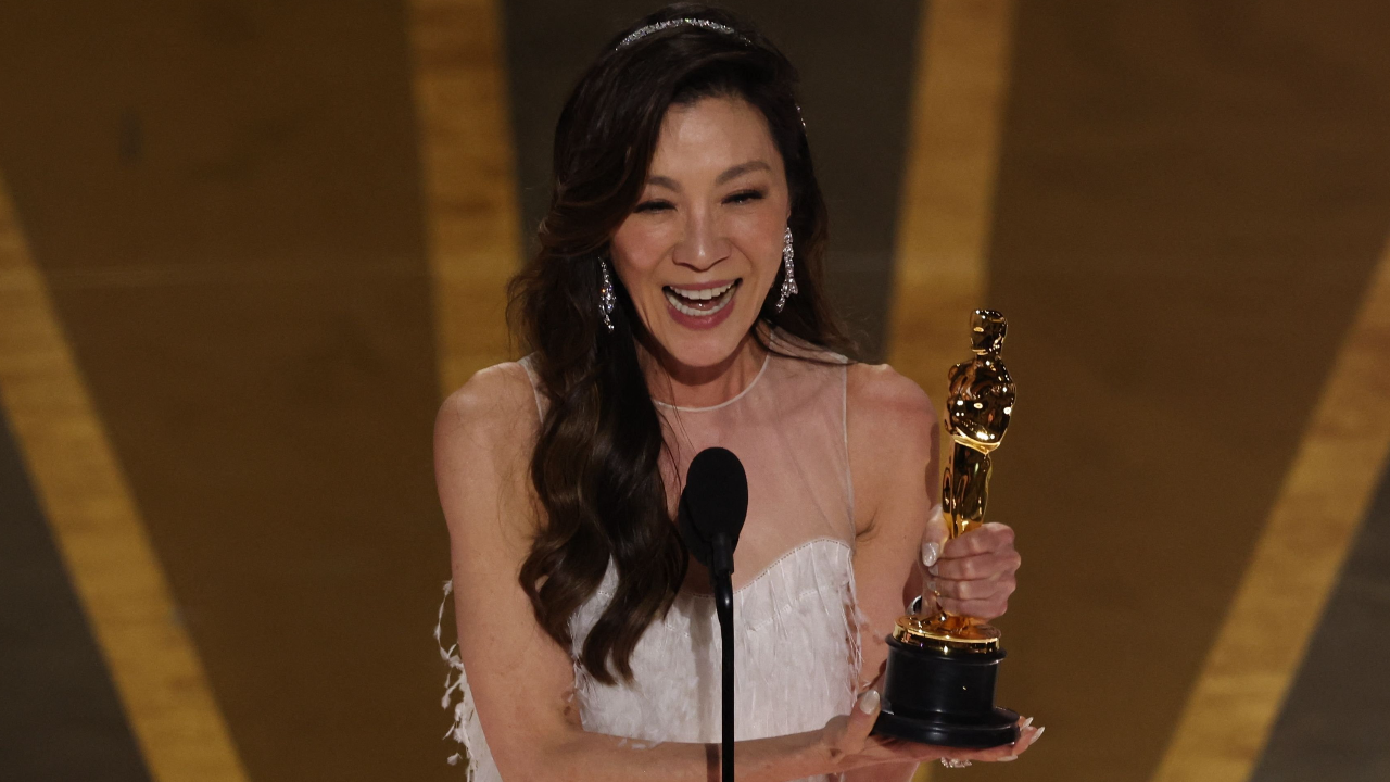 ประวัติ มิเชล โหย่ว (Michelle Yeoh) ชาวเอเชียคนแรกที่คว้ารางวัลนักแสดงนำจากเวทีออสการ์ 2023