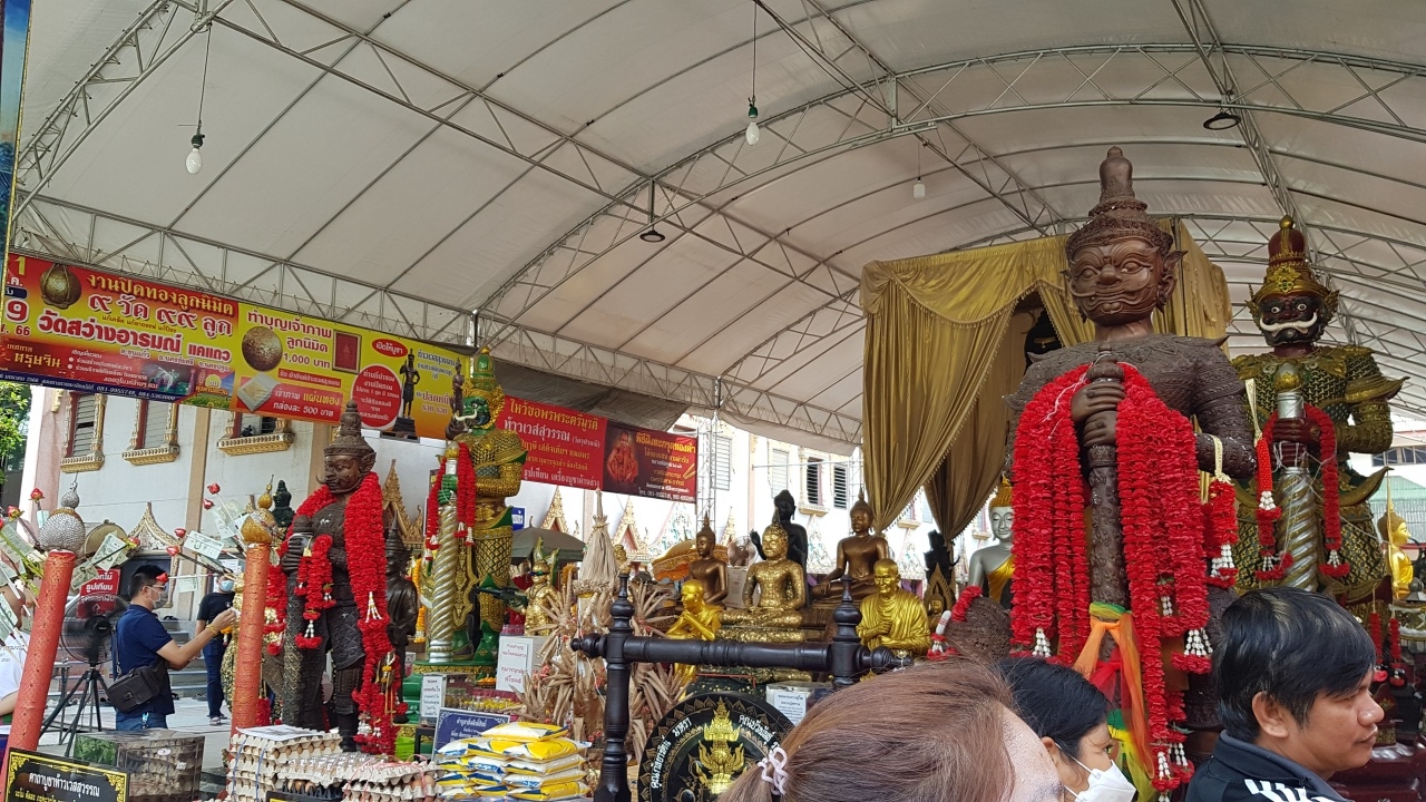 หนุ่มขอพร "ท้าวเวสฯ" ช่วยปลดหนี้ จุดประทัดได้ "เลขเด็ด" ตรงเลขที่บ้าน