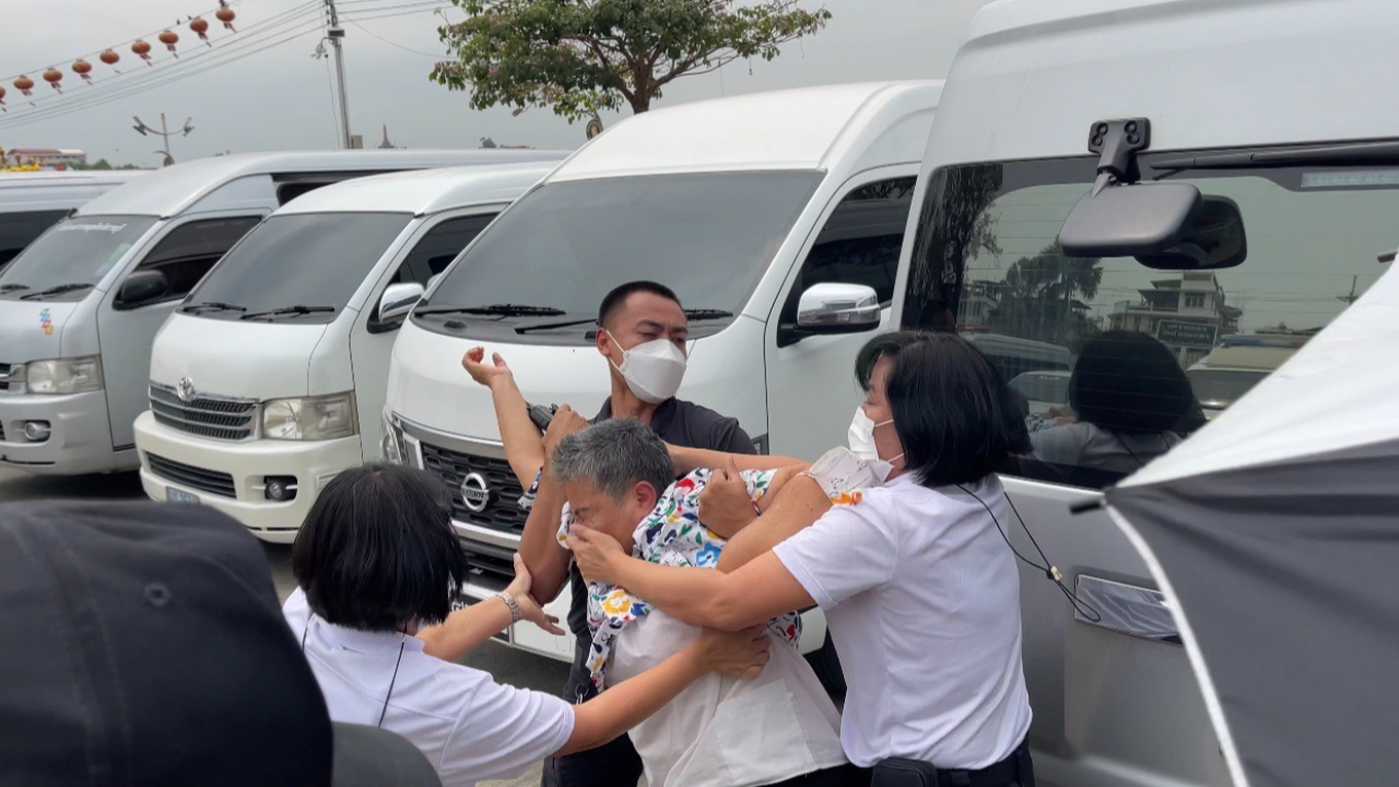 เลือกตั้ง 2566 : หญิงโผล่ ชู 3 นิ้ว ขบวน "ลุงตู่" ตร.สกัดออกนอกพื้นที่ 