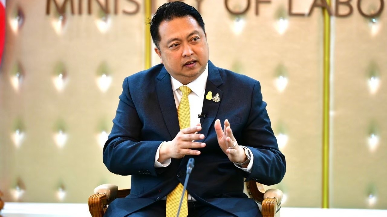 "สุชาติ" เร่งพัฒนาทักษะผู้มีบัตรคนจนทั่วประเทศ ฝึกจบมอบเครื่องมือทำกิน