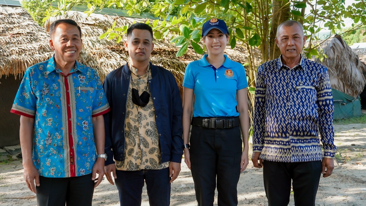 ตั๊น จิตภัสร์ ลงพื้นที่ 3 ชายแดนใต้ "รวมพลังประชาธิปัตย์" พร้อมสู้ศึกเลือกตั้ง