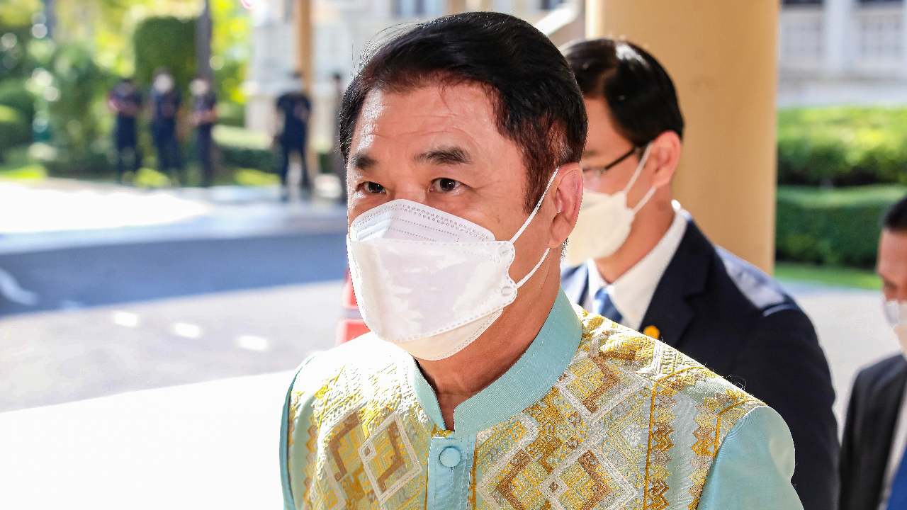 "สุริยะ" ตีมึน ไม่ตอบ ปมกลุ่มสามมิตร ซบเพื่อไทย-"สมศักดิ์" ลาประชุม