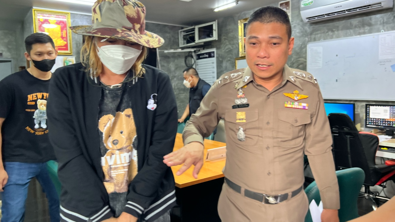 รวบสาวสองเข้าห้องน้ำหญิง มือยาว ยื่นล้วงเงินในกระเป๋าเหยื่อ 4 หมื่น