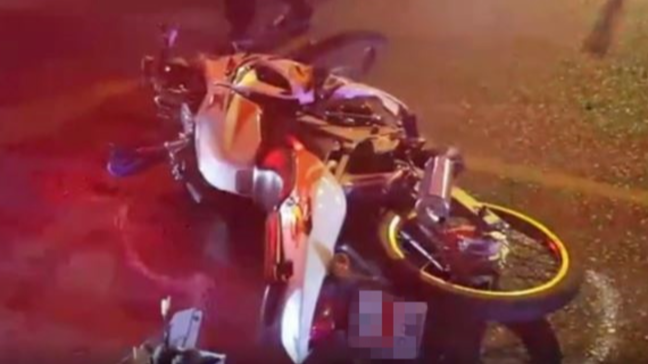 หนุ่มชัยภูมิ บิด จยย.ฝ่าไฟแดง เสียหลักพุ่งชนกำแพงกั้นถนน-ดับสนิท