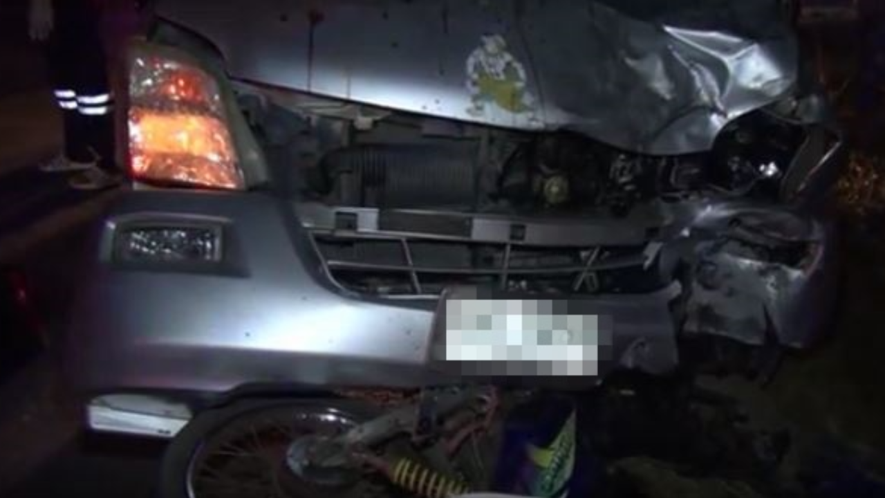 สลด 2 เด็กชายนักเรียน ม.ต้น ขับ จยย.พุ่งชนกระบะดับคู่คาที่