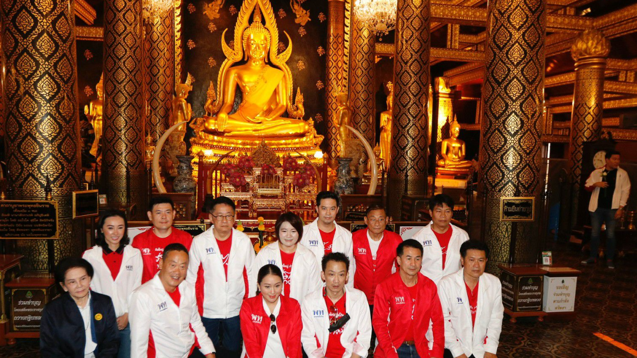 "อิ๊งค์-เศรษฐา" กราบพระพุทธชินราช หวังทวงคืนเก้าอี้ ส.ส.พิษณุโลก