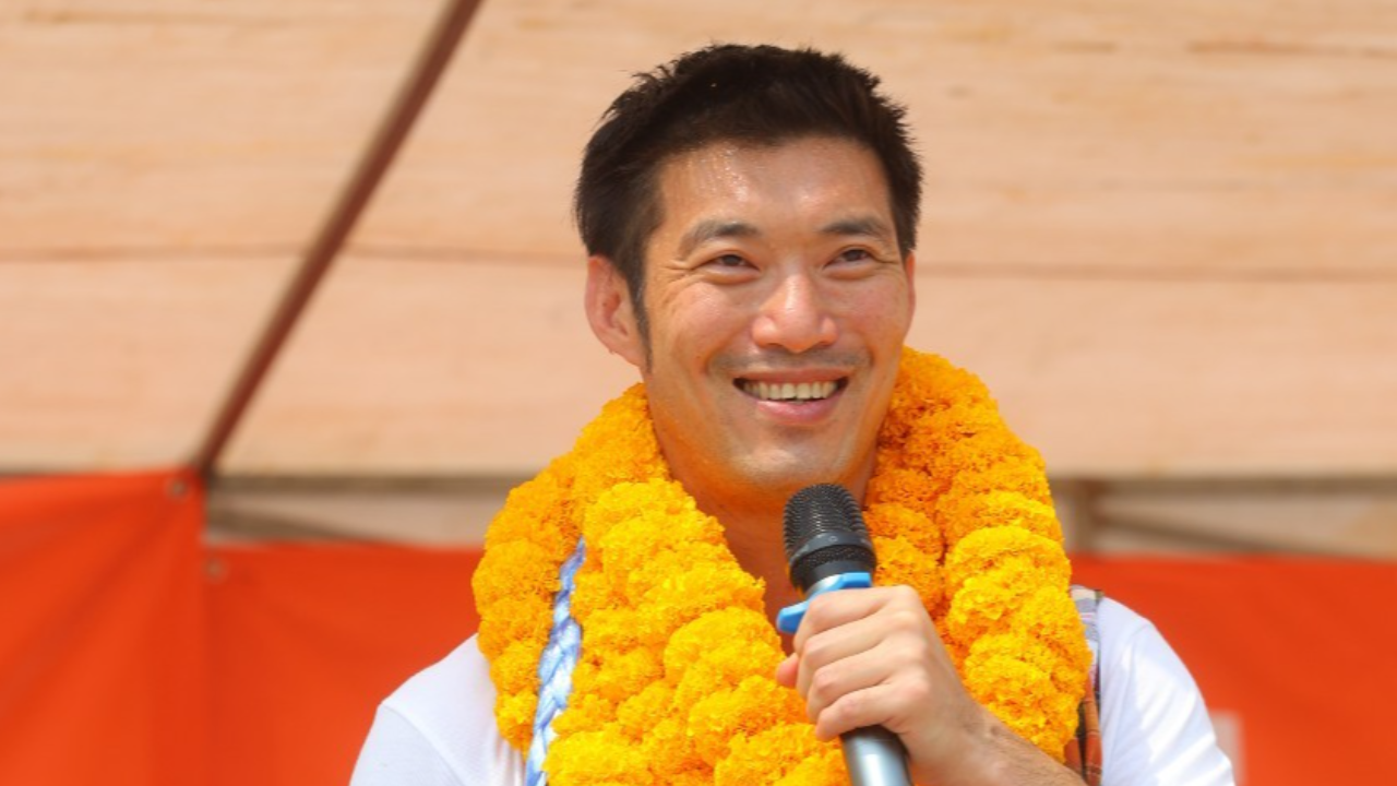 เลือกตั้ง 2566 : "ธนาธร" ปราศรัยเวทีชัยภูมิ ชูอยากเปลี่ยนต้องก้าวไกลสองใบ