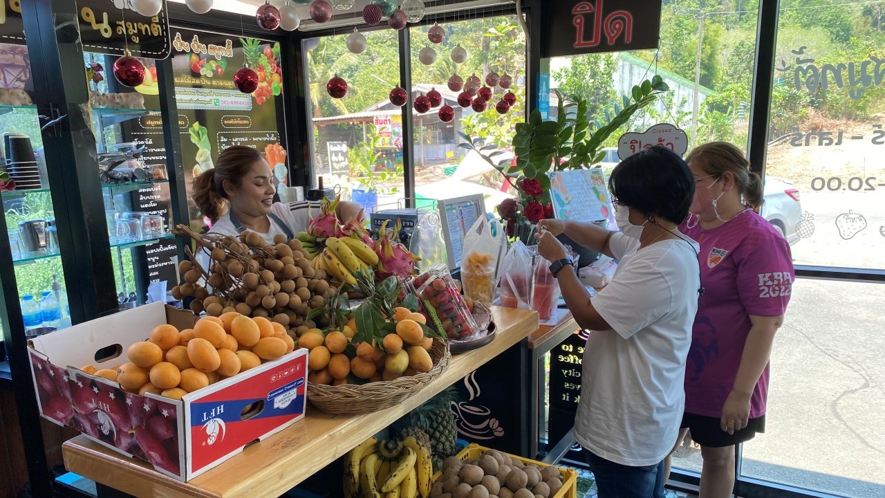 สาวกระบี่เปิดร้านน้ำปั่น เน้นใช้ผลไม้แท้ลูกค้าซื้อเพียบ วันละ 100-200 แก้ว